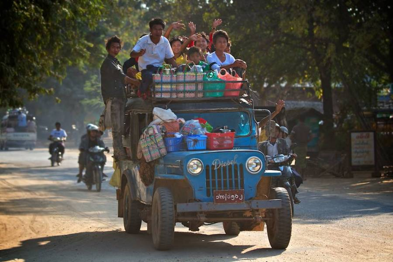 Illustration for article titled Incredible Ways People Deal with Overloaded Transit Systems in Asia